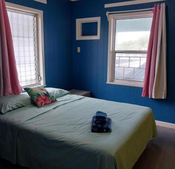 سوییت با چشم‌انداز دریا, Dockside Utila Ocean Front Suites