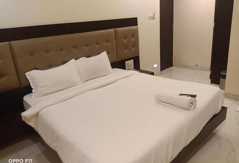 Deluxe Rum, Bkc Palace Inn   Jio World Convention Center And Us Visa Center హోటల్ బి కే సి ప్యాలెస్ ఇన్