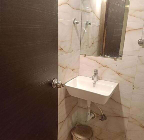 Deluxe Rum, Bkc Palace Inn   Jio World Convention Center And Us Visa Center హోటల్ బి కే సి ప్యాలెస్ ఇన్