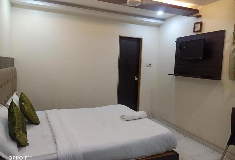 Deluxe Rum, Bkc Palace Inn   Jio World Convention Center And Us Visa Center హోటల్ బి కే సి ప్యాలెస్ ఇన్