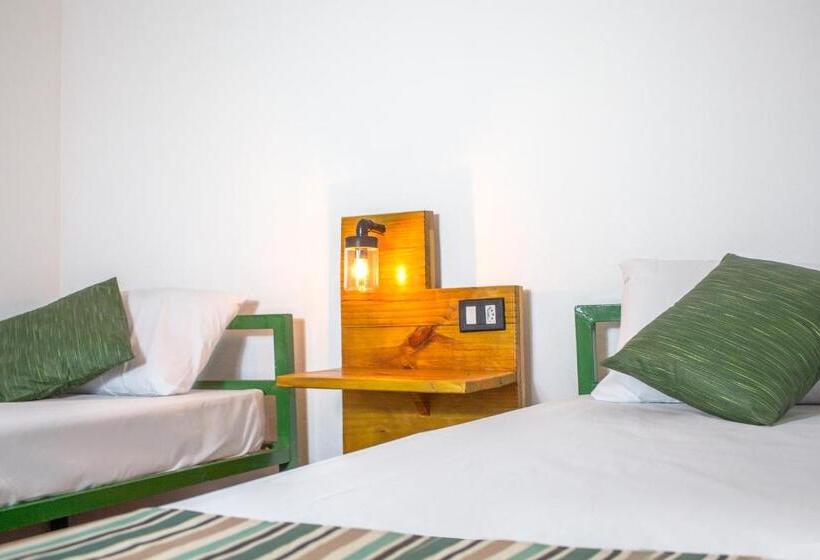 اتاق ساده سه‌ نفره, Green Haven Hostel Ilha Anchieta