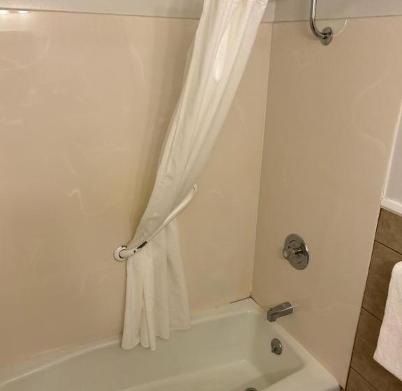 غرفة قياسية ثلاثية, Redwood Arms Motel