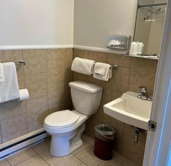 غرفة قياسية ثلاثية, Redwood Arms Motel