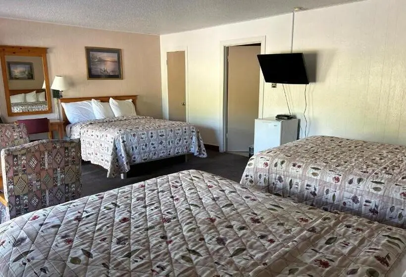 スタンダードトリプルルーム, Redwood Arms Motel