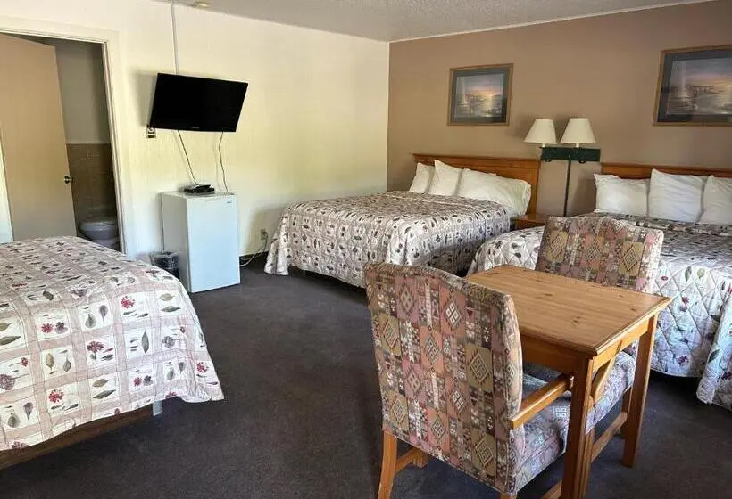 スタンダードトリプルルーム, Redwood Arms Motel