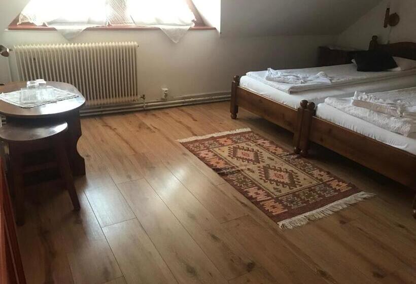 패밀리 룸, Szépasszony Panzió