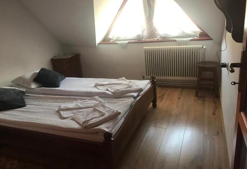 패밀리 룸, Szépasszony Panzió