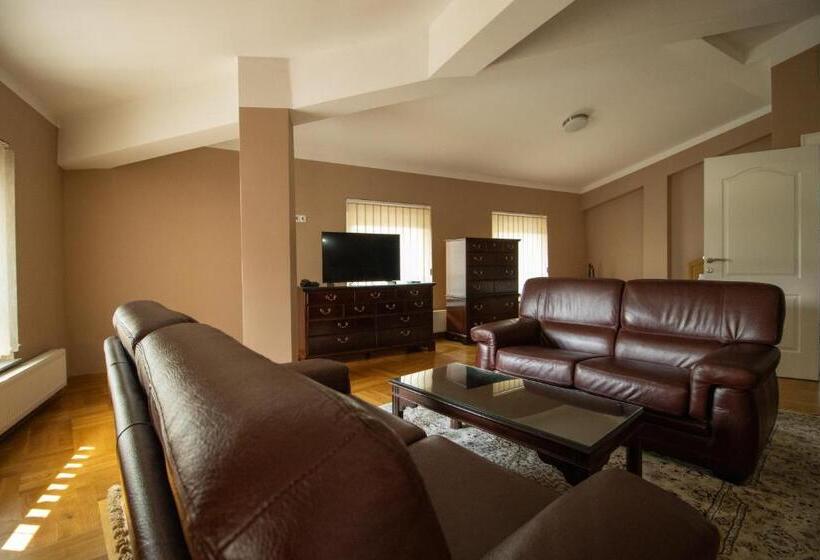 اتاق خانوادگی با سرویس بهداشتی مشترک, Home Story Sarajevo, Vogošća