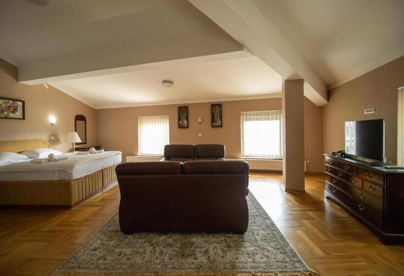 اتاق خانوادگی با سرویس بهداشتی مشترک, Home Story Sarajevo, Vogošća