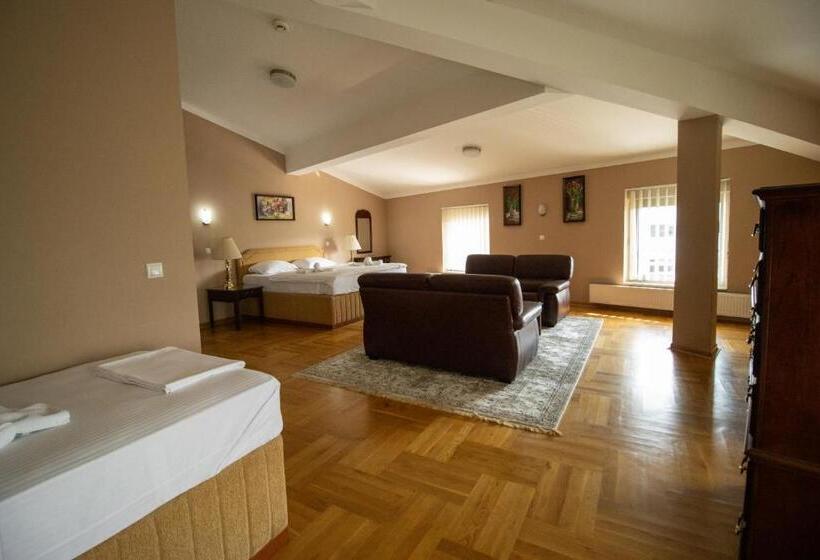 اتاق خانوادگی با سرویس بهداشتی مشترک, Home Story Sarajevo, Vogošća