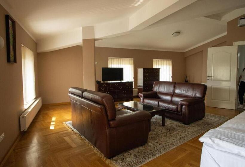 اتاق خانوادگی با سرویس بهداشتی مشترک, Home Story Sarajevo, Vogošća