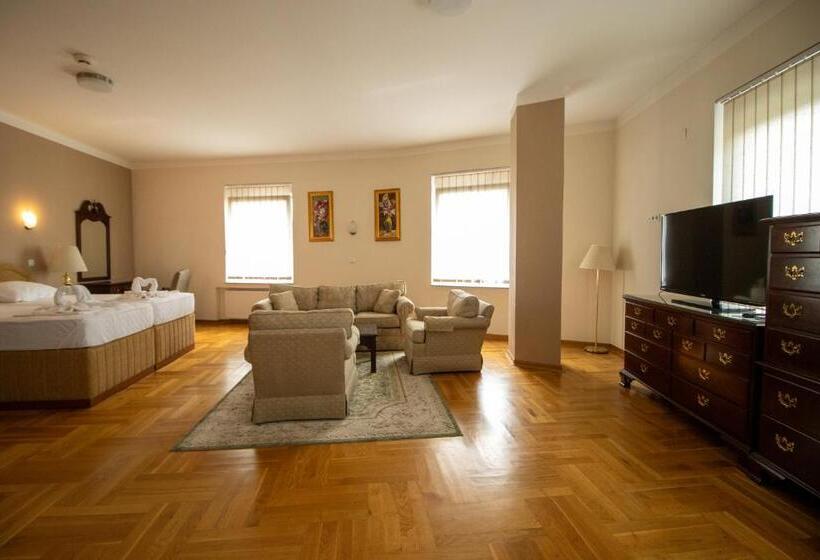 اتاق خانوادگی با سرویس بهداشتی مشترک, Home Story Sarajevo, Vogošća