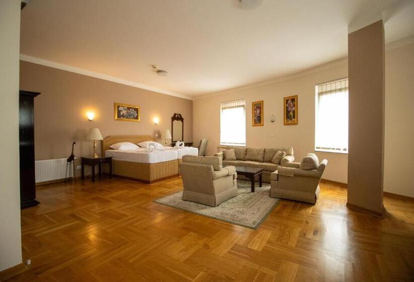 اتاق خانوادگی با سرویس بهداشتی مشترک, Home Story Sarajevo, Vogošća