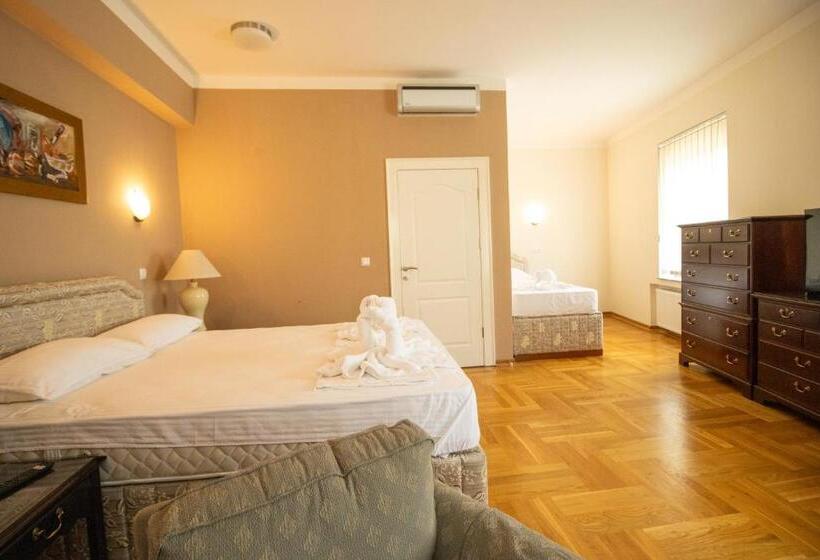 اتاق خانوادگی با سرویس بهداشتی مشترک, Home Story Sarajevo, Vogošća