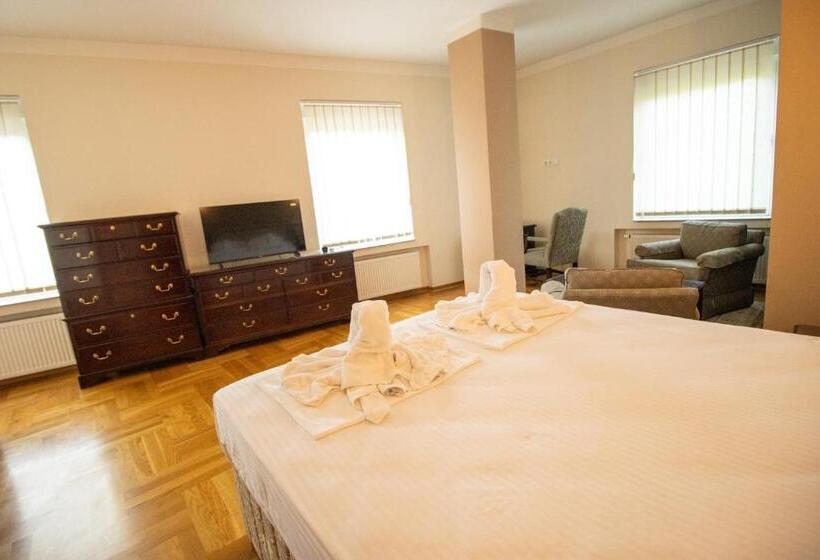 اتاق خانوادگی با سرویس بهداشتی مشترک, Home Story Sarajevo, Vogošća