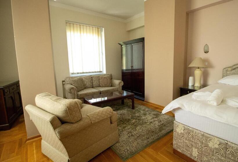 اتاق خانوادگی با سرویس بهداشتی مشترک, Home Story Sarajevo, Vogošća