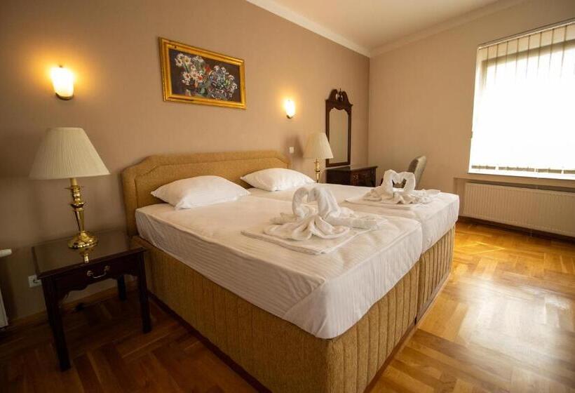 اتاق خانوادگی با سرویس بهداشتی مشترک, Home Story Sarajevo, Vogošća