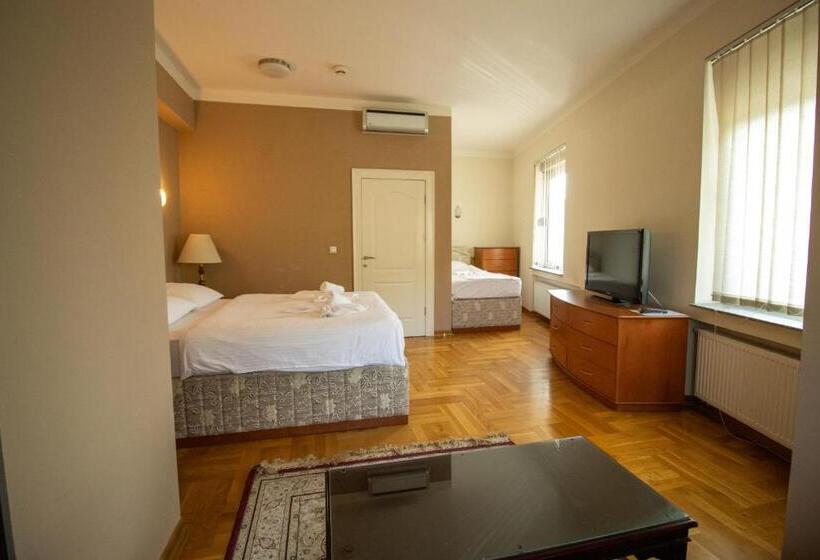 اتاق خانوادگی با سرویس بهداشتی مشترک, Home Story Sarajevo, Vogošća