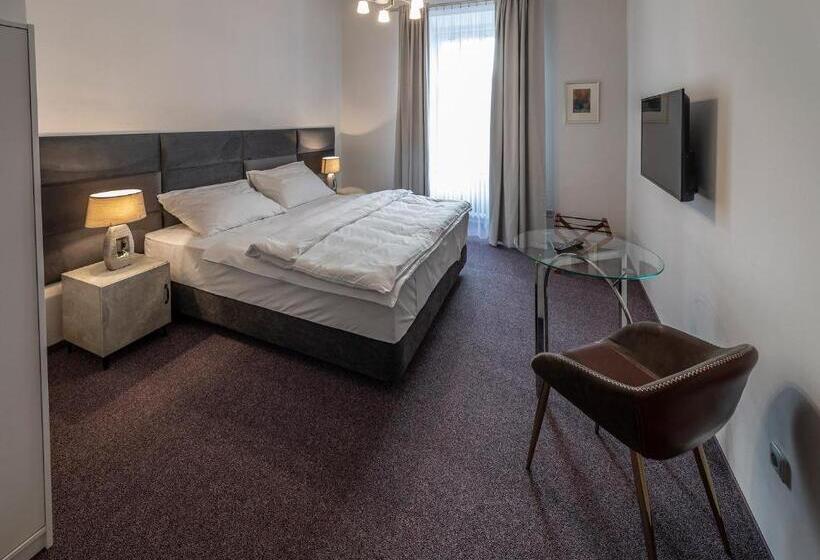 غرفة قياسية, Zámecká 17