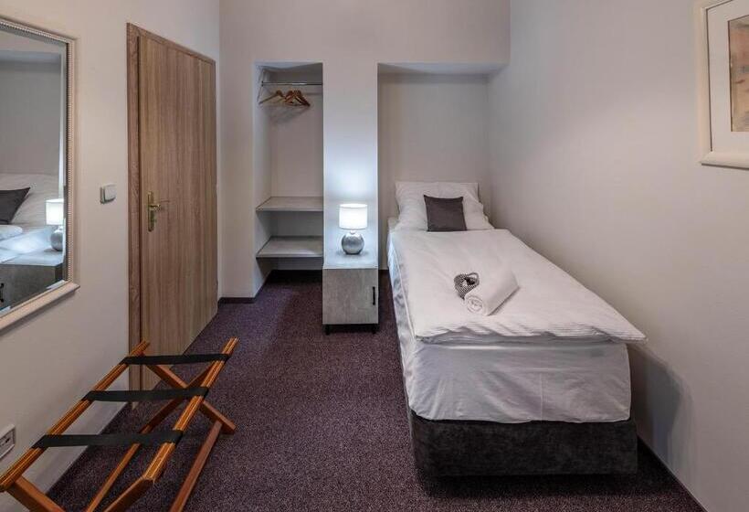 غرفة قياسية فردية, Zámecká 17