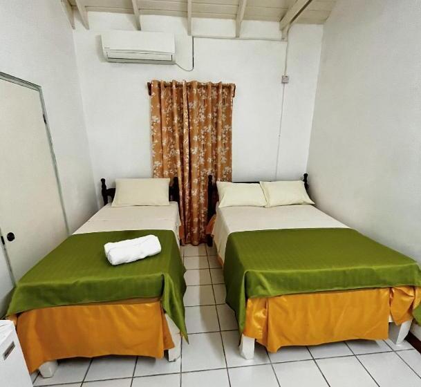 豪华房间, E.w.b. Properties