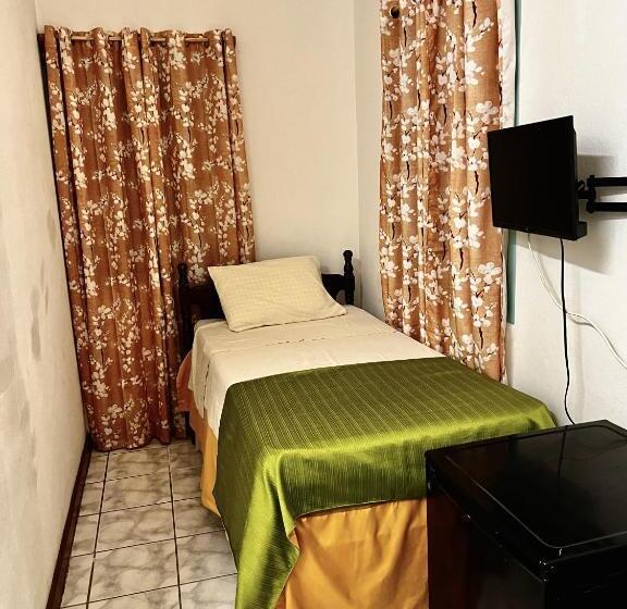 豪华房间, E.w.b. Properties