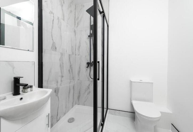 标准工作室, Richmond By Capital