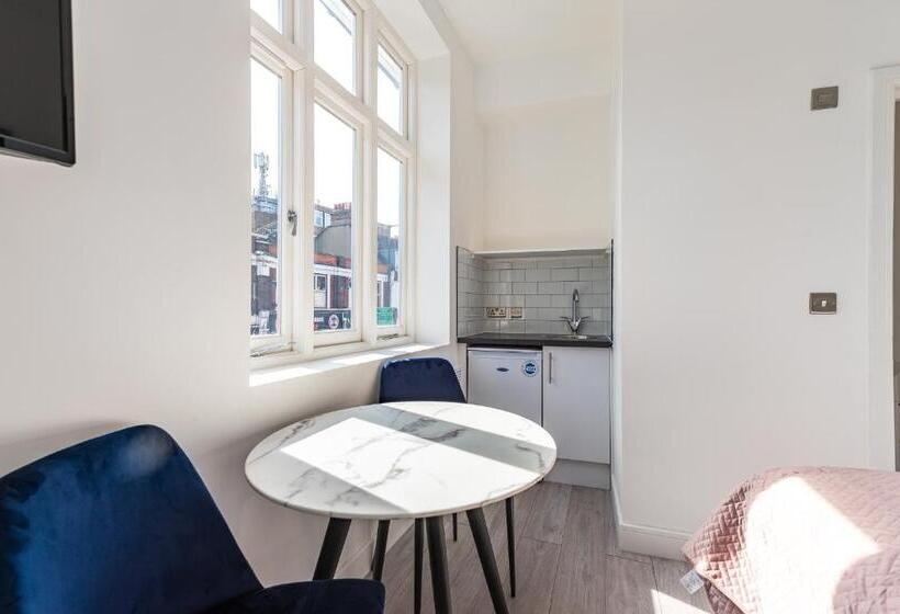 标准工作室, Richmond By Capital