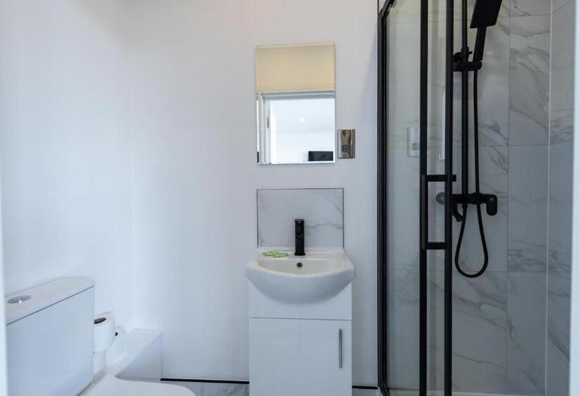 标准工作室, Richmond By Capital