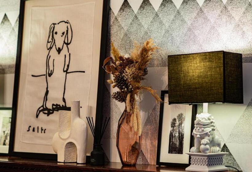 דירת חדר דלוקס, The Marmot