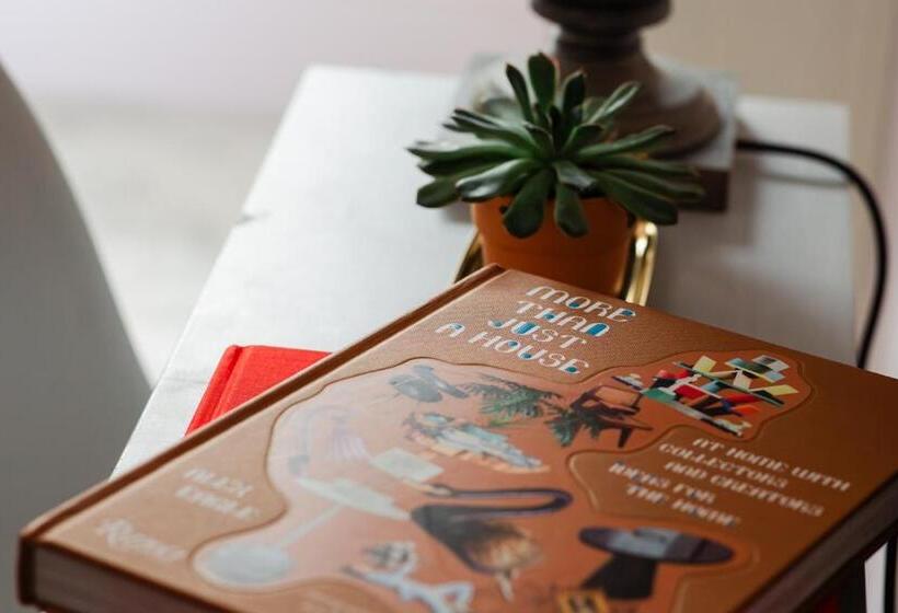 סטודיו דלוקס, The Marmot