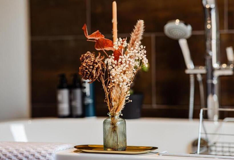 סטודיו דלוקס, The Marmot