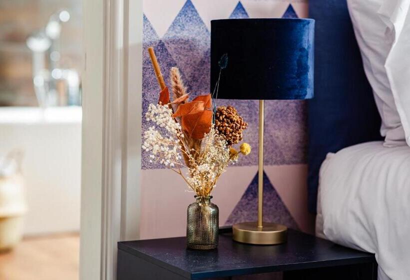 סטודיו דלוקס, The Marmot