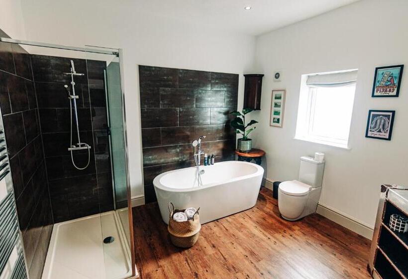 סטודיו דלוקס, The Marmot