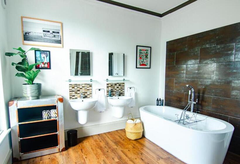 סטודיו סופריור, The Marmot