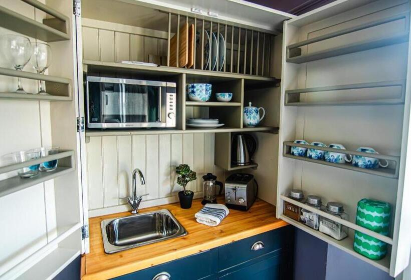 סטודיו דלוקס, The Marmot