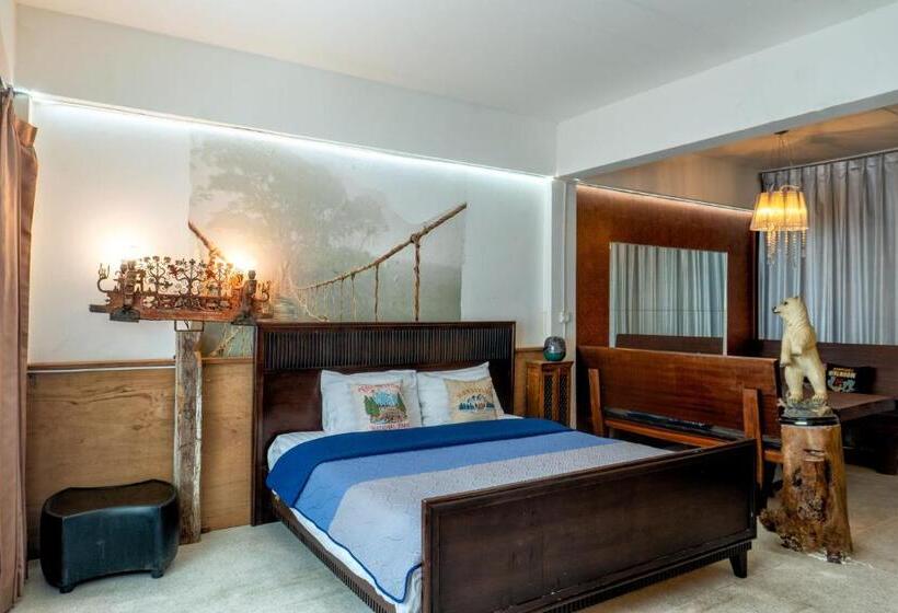 סוויטה עם ג'קוזי, The White Rabbit Hostel