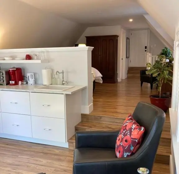 Standard-studio Parveke, The Red House Fredericton