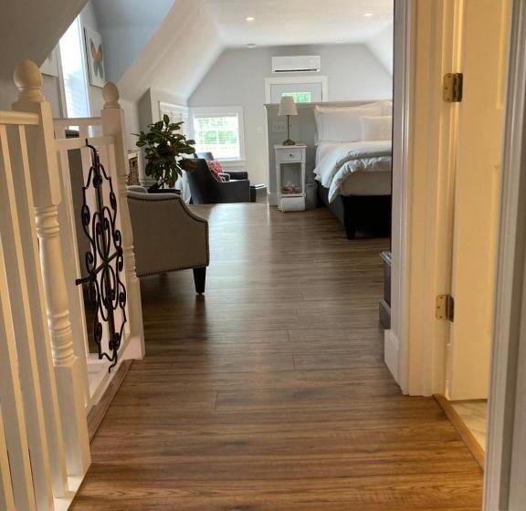 إستديو قياسى مزود بشرفة, The Red House Fredericton