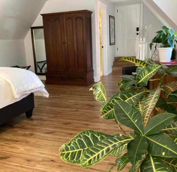 إستديو قياسى مزود بشرفة, The Red House Fredericton