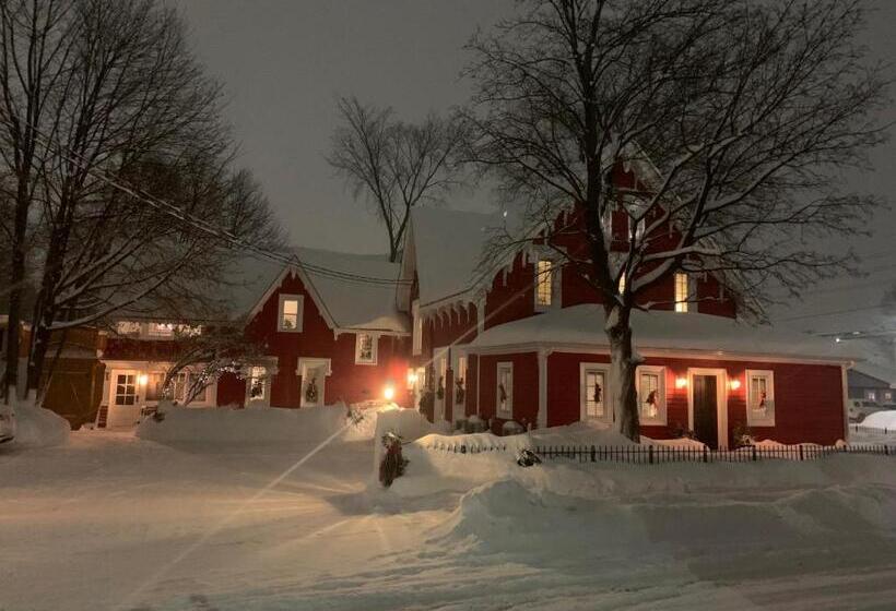 إستديو قياسى مزود بشرفة, The Red House Fredericton