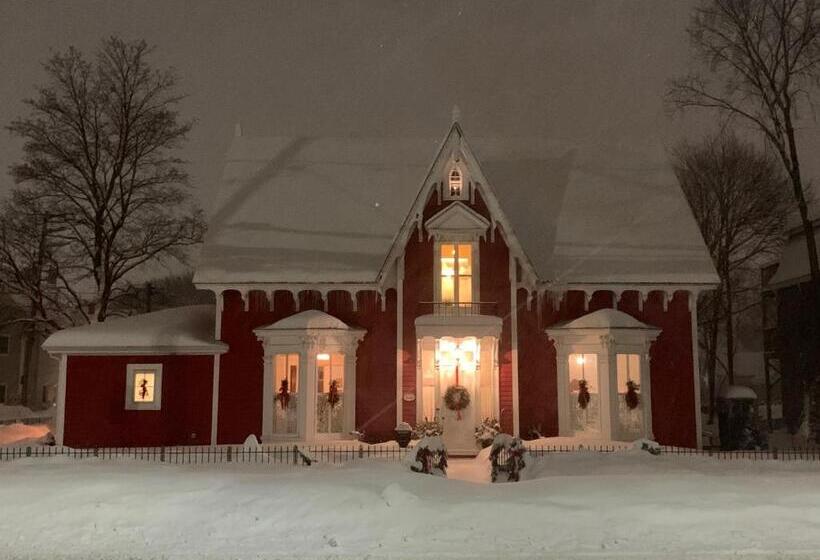 إستديو قياسى مزود بشرفة, The Red House Fredericton