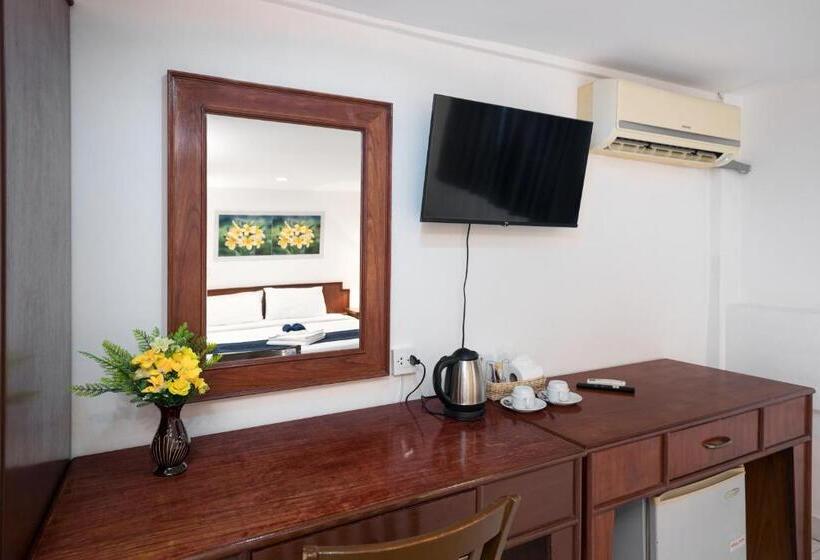 디럭스 룸 킹사이즈 침대, Bevans Place Karon