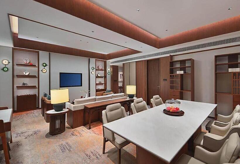 Suite with lake view, Golden Tulip Xuzhou Huaihai