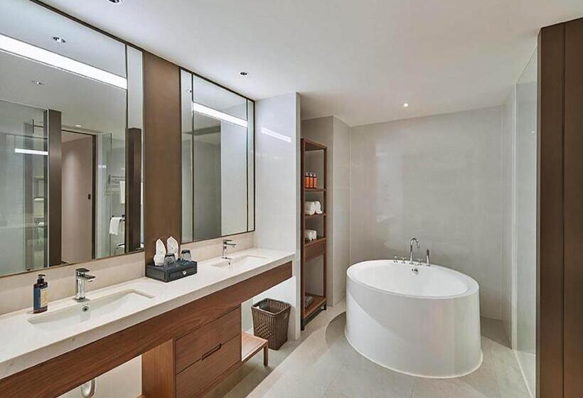 Suite with lake view, Golden Tulip Xuzhou Huaihai