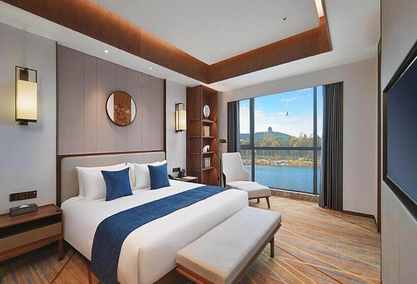 Suite with lake view, Golden Tulip Xuzhou Huaihai
