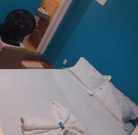 标准三人间, Mel Pousada