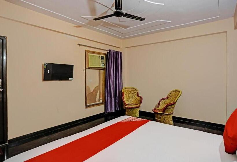 Classic Kolmen Hengen Huone, Oyo Flagship Noida