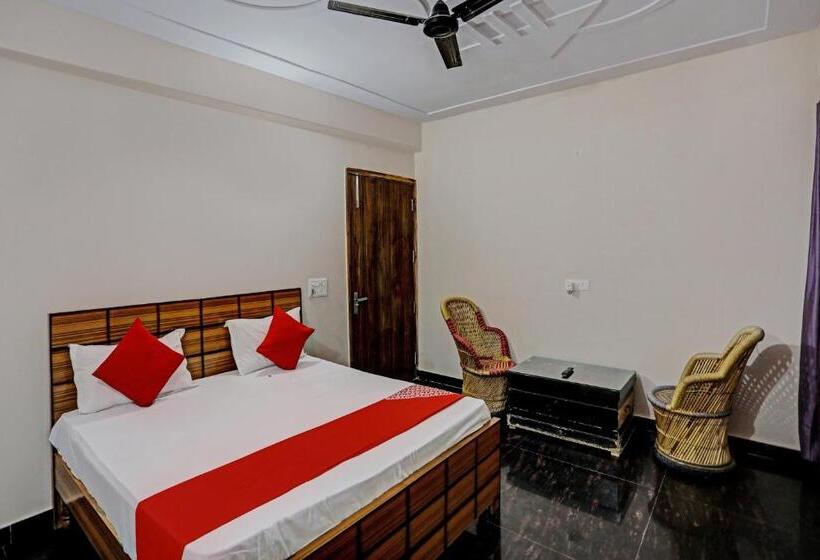 Classic Kolmen Hengen Huone, Oyo Flagship Noida