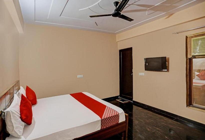 Classic Kolmen Hengen Huone, Oyo Flagship Noida